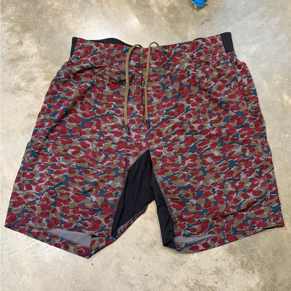Lululemon Athletica Men's lined Athletic Shorts